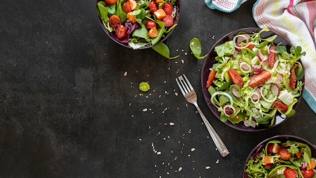 Insalata di verdure con copia-spazio