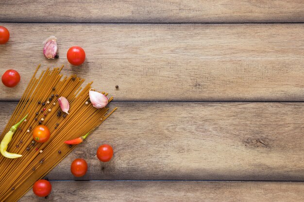 Pasta e verdure con spazio di copia