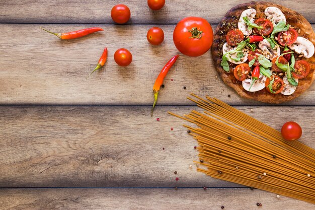 Vista dall'alto pasta e verdure con spazio di copia