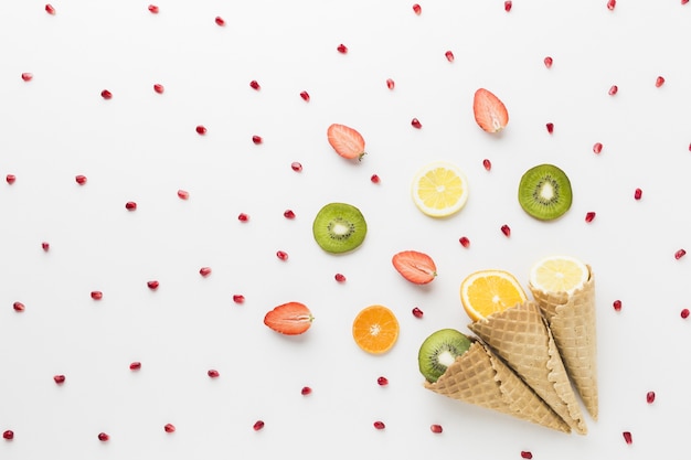 Vista superiore del concetto del cono di gelato e della frutta