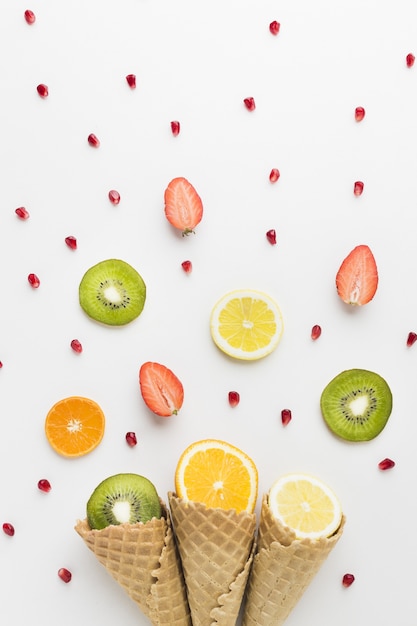 Disposizione piana della frutta e concetto del cono gelato