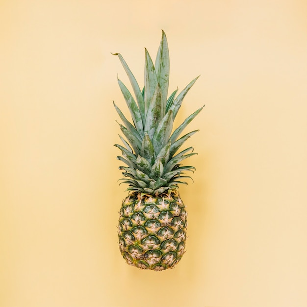 Gustoso ananas su sfondo giallo