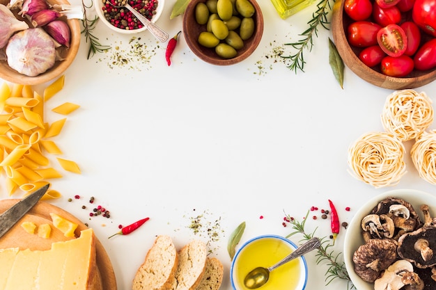 Ingredienti pasta italiana su sfondo bianco con spazio per il testo