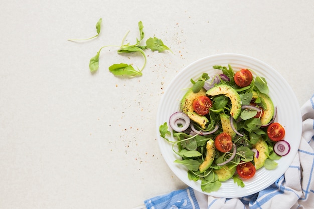 Pasto vegano sul piatto con sfondo bianco