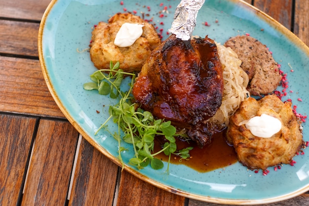 Piatto di pollo su un tavolo del ristorante