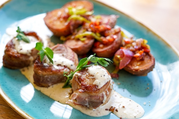 Piatto di pollo su un tavolo del ristorante