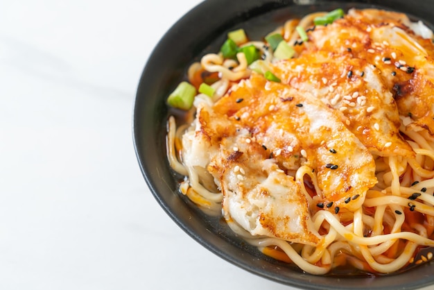 tagliatelle ramen con gyoza o gnocchi di maiale