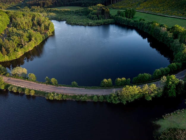 Foto gratuita una ripresa aerea di una strada deserta sul fiume