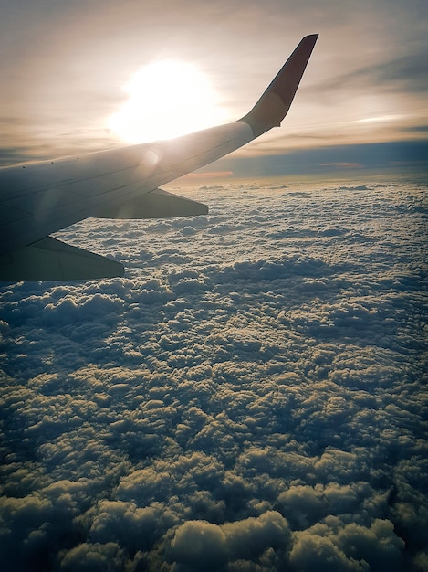 Foto gratuita aereo che vola sopra le nuvole