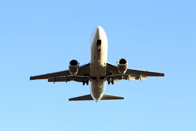 Foto gratuita aeroplano nel cielo