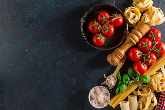 Foto gratuita sfondo con pomodoro fresco e varietà di pasta