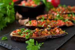 Foto gratuita melanzane al forno con pomodori, aglio e paprika