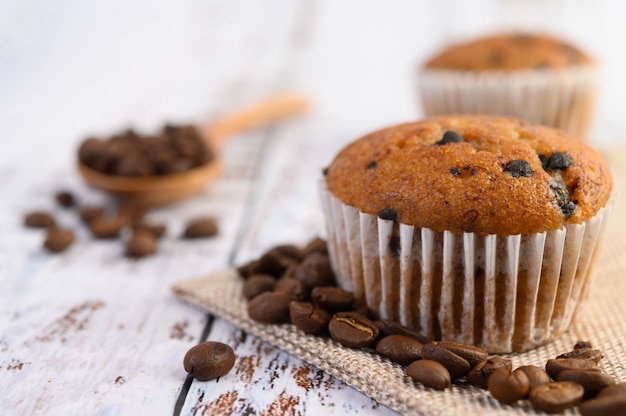 Foto gratuita cupcakes alla banana mescolati con gocce di cioccolato su un piatto bianco.