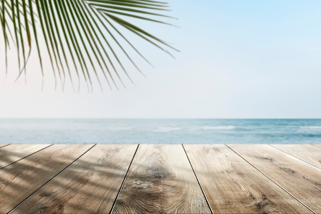 Foto gratuita sfondo di prodotti da spiaggia con bancone in legno