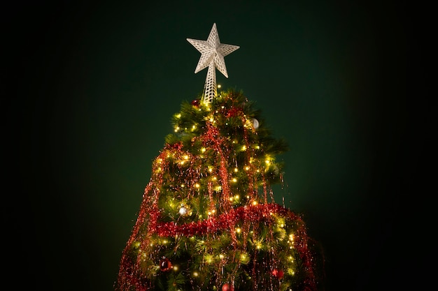 Foto gratuita bellissimo albero di natale con copia spazio