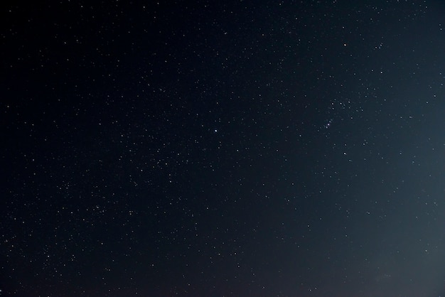 Foto gratuita bellissimo cielo notturno con stelle lucenti