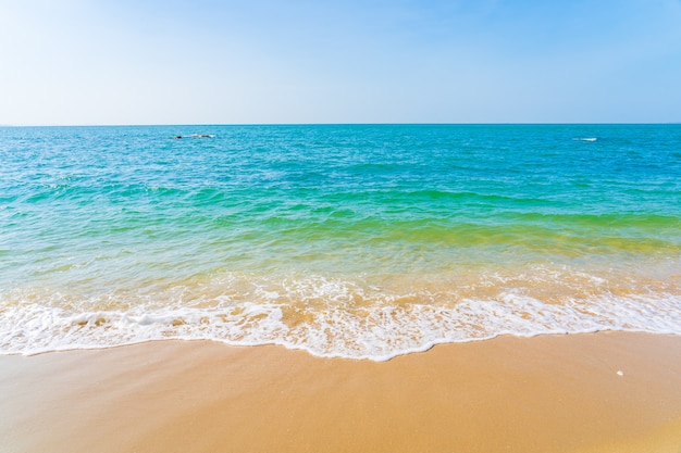 Foto gratuita bella all'aperto con spiaggia tropicale mare oceano per le vacanze