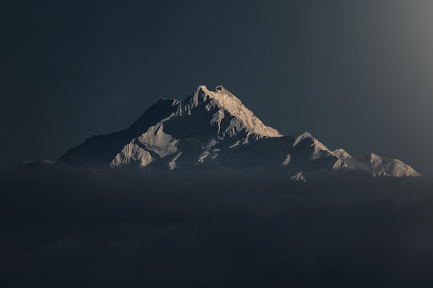 Foto gratuita bellissimo scatto di una montagna innevata al tramonto