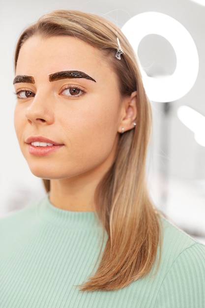 Foto gratuita bella giovane donna che si sottopone a un trattamento di microblading