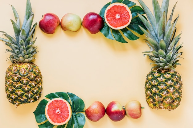 Foto gratuita confine con frutti e foglie deliziosi