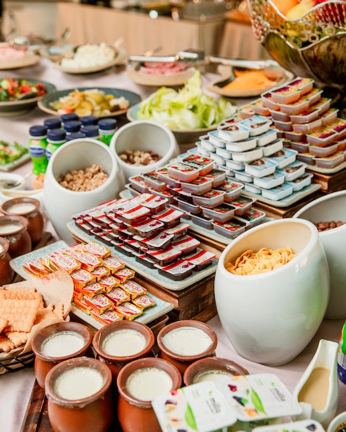 Foto gratuita colazione a buffet con marmellate, yogurt e cereali