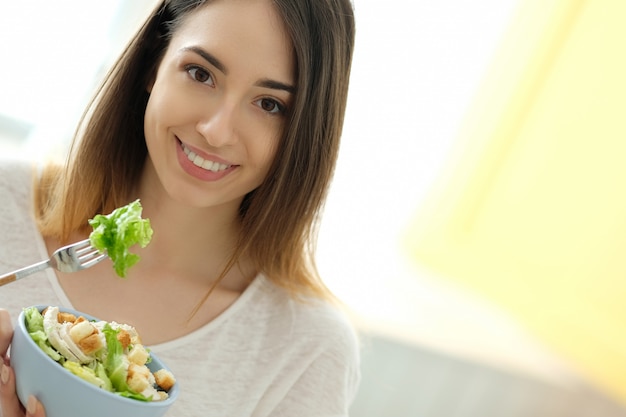 Foto gratuita colazione, donna che mangia