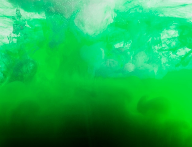 Foto gratuita nuvola verde brillante di foschia in liquido