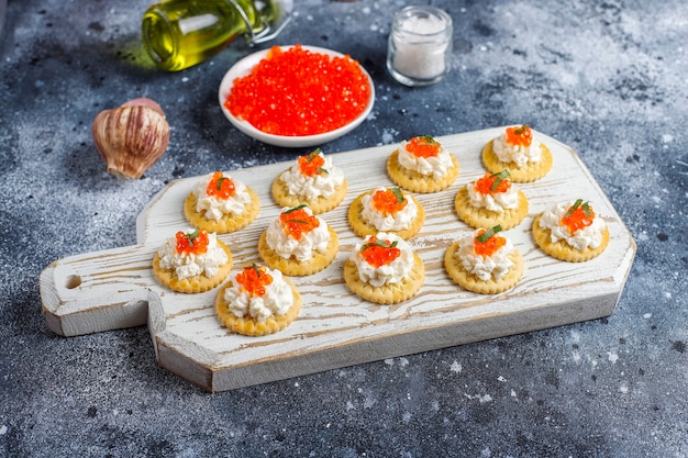 Foto gratuita canape con caviale rosso per la festa