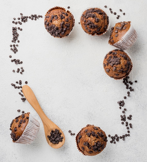 Foto gratuita muffin con gocce di cioccolato e cornice di cioccolato