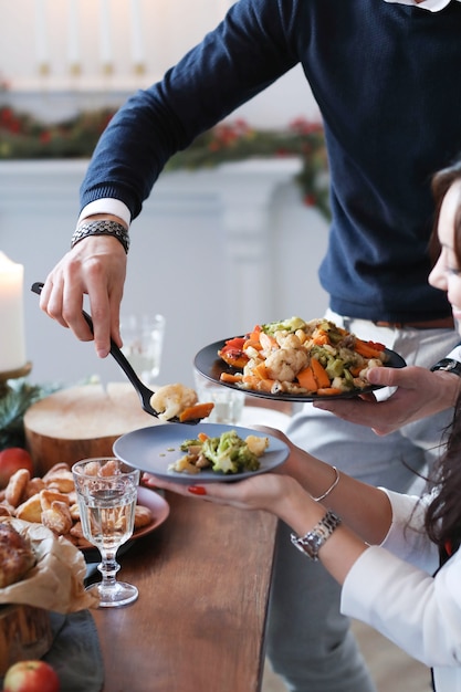 Foto gratuita cena di natale in famiglia