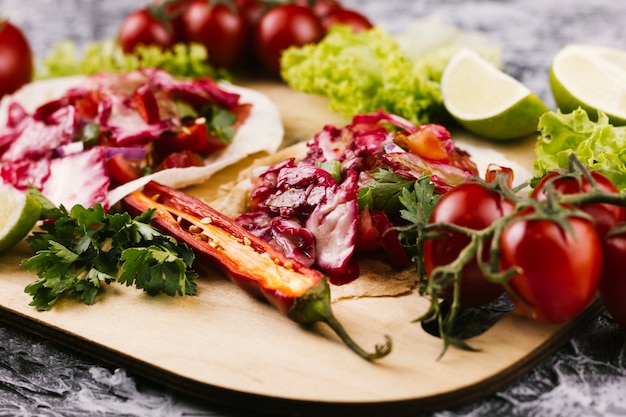 Foto gratuita chiuda sulla disposizione di cibo messicano delizioso