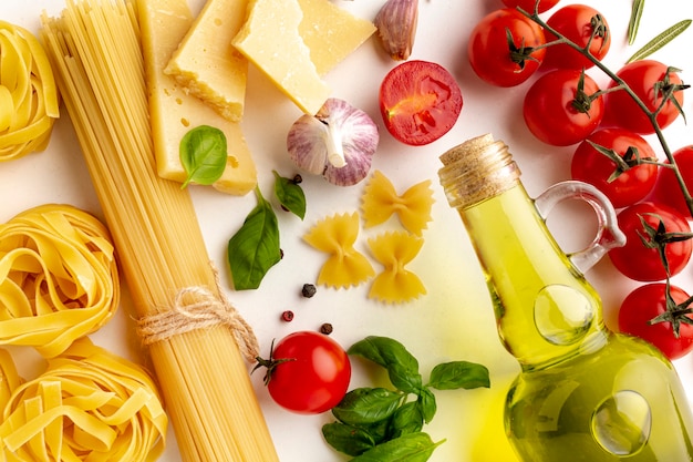 Foto gratuita chiuda sulla disposizione di pasta e degli ingredienti crudi