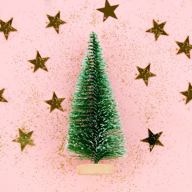 Foto gratuita albero della decorazione del primo piano con le stelle dorate