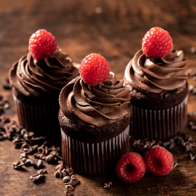 Foto gratuita close-up di deliziosi cupcakes al cioccolato con lampone