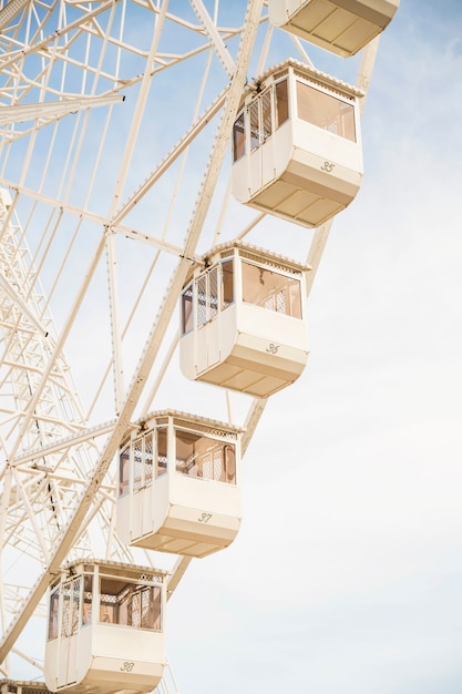 Foto gratuita primo piano delle cabine bianche della ruota di ferris contro cielo blu