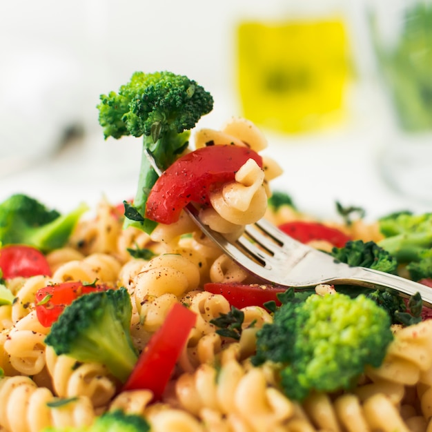 Foto gratuita primo piano della forcella con i broccoli; pomodoro e fusilli