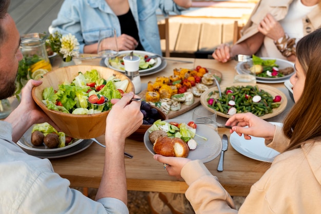 Foto gratuita persone ravvicinate che mangiano cibo delizioso