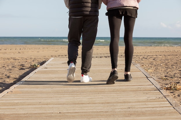 Foto gratuita chiudere le persone che camminano insieme