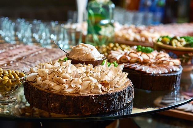 Foto gratuita chiuda in su di lardo piccante affettato su una zolla di legno sulla tabella al ristorante.