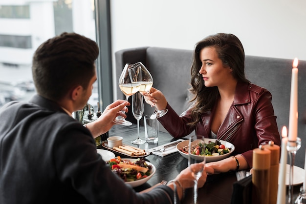 Foto gratuita coppia cenando in un ristorante