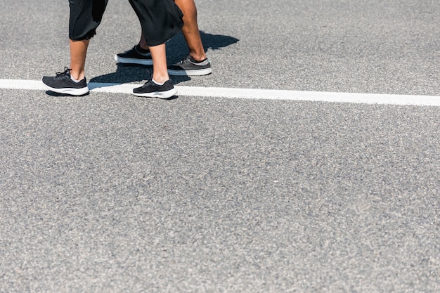 Foto gratuita coppia, camminare, strada