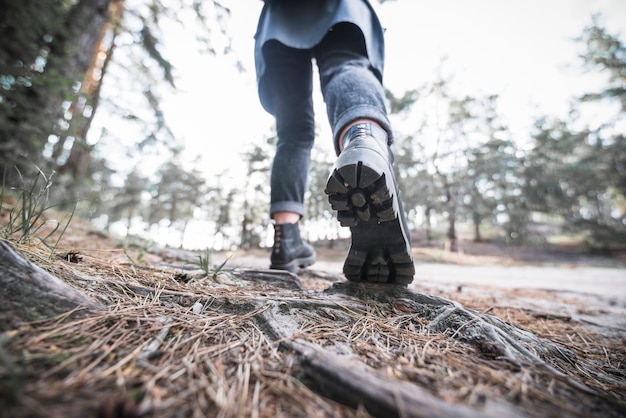 Foto gratuita raccolga il turista che cammina nella foresta