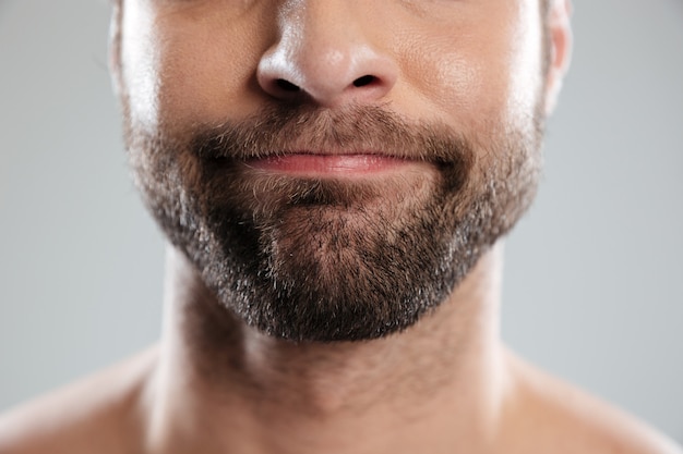 Foto gratuita l'immagine ritagliata di un dubbioso uomo con la barba faccia