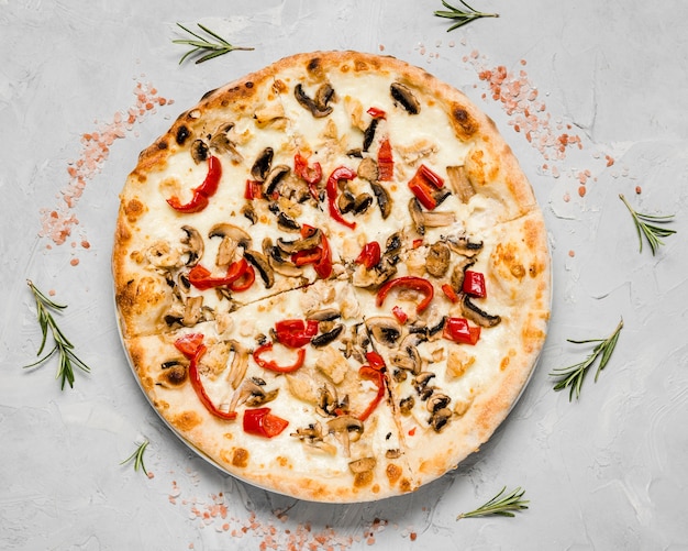 Foto gratuita vista superiore della pizza vegetariana crostosa