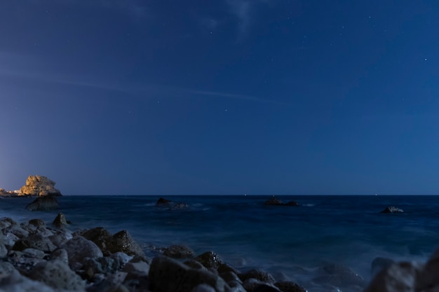 Foto gratuita cielo notturno cristallino sopra l'oceano