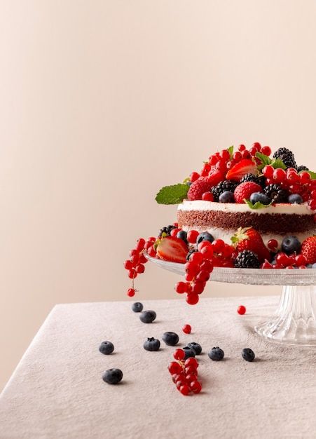 Foto gratuita deliziosa torta con composizione di frutti di bosco