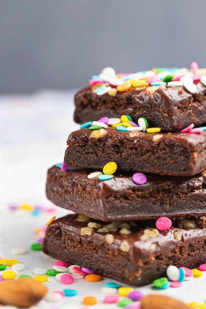 Foto gratuita deliziosi brownies al cioccolato con confettini colorati