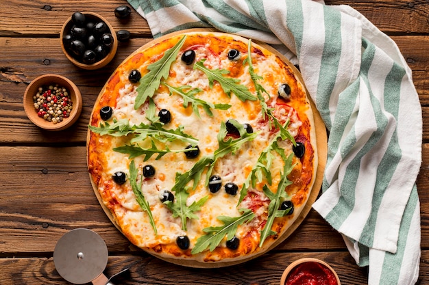 Foto gratuita deliziosa pizza italiana sulla tavola di legno