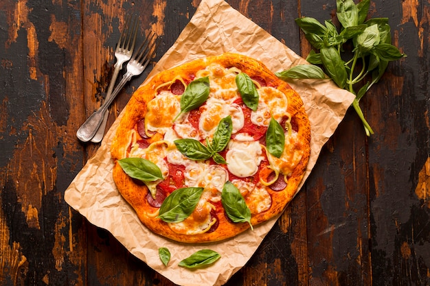 Foto gratuita delizioso concetto di pizza sulla tavola di legno