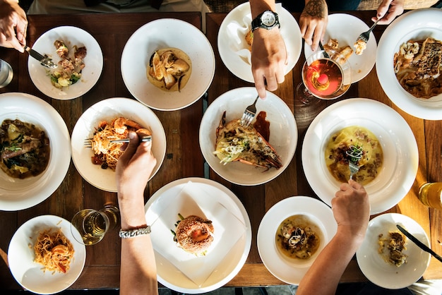 Foto gratuita tavolo da pranzo pieno di opzioni